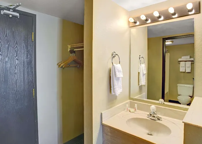 Super 8 By Wyndham Hotel 2*