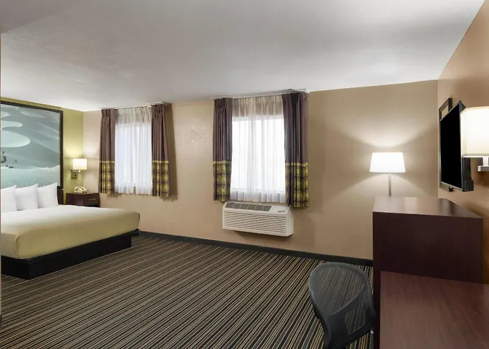Super 8 By Wyndham Hotel 2*